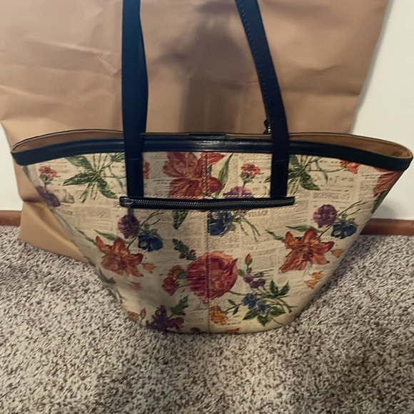 Patricia Nash leather tote in Parisian newsprint - Picture 2 of 8